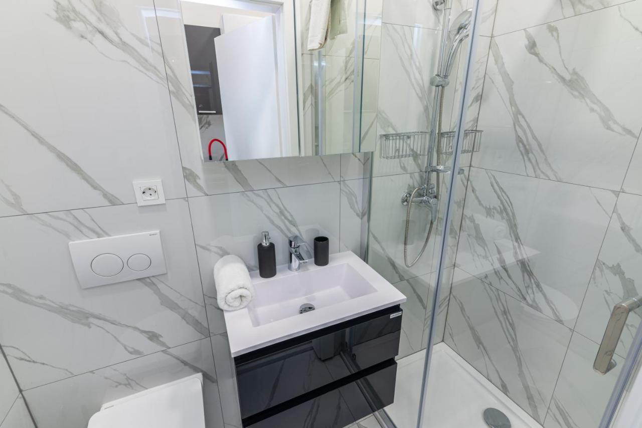 Apartments & Rooms Six ริเยกา ภายนอก รูปภาพ