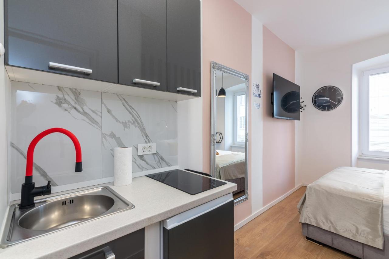 Apartments & Rooms Six ริเยกา ภายนอก รูปภาพ