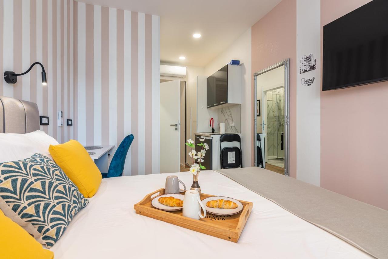 Apartments & Rooms Six ริเยกา ภายนอก รูปภาพ
