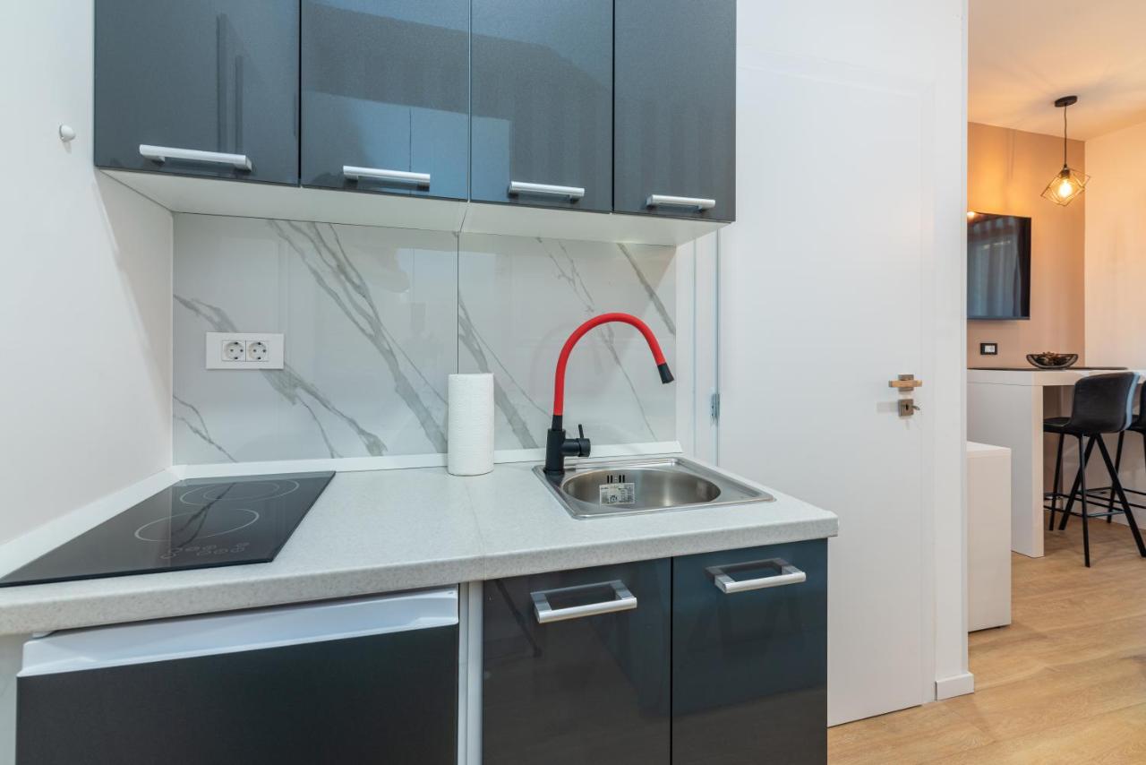Apartments & Rooms Six ริเยกา ภายนอก รูปภาพ