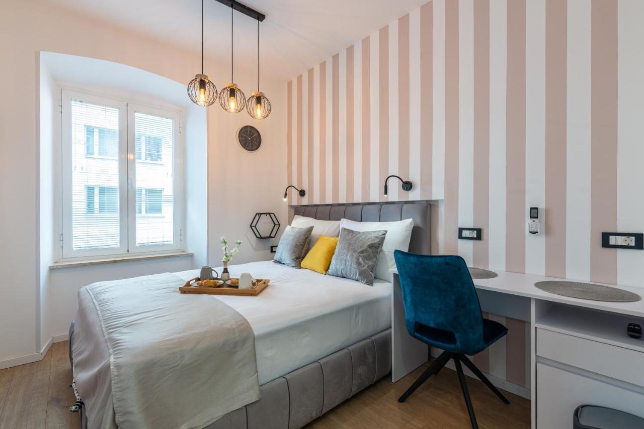 Apartments & Rooms Six ริเยกา ภายนอก รูปภาพ